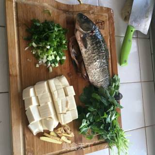 鲫鱼豆腐汤的做法步骤：1
