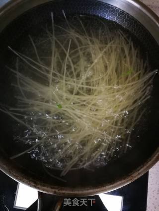 凉拌土豆粉的做法步骤：1