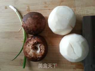 香菇炖萝卜的做法步骤：1