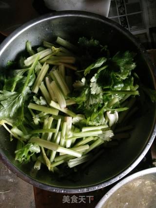清炒芹菜的做法步骤：1