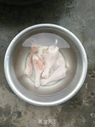鸡腿块炖土豆的做法步骤：1