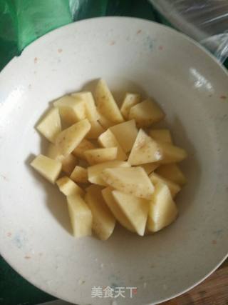 鸡腿块炖土豆的做法步骤：3