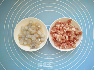 虾仁蒜苔炒饭的做法步骤：1