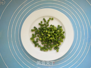 虾仁蒜苔炒饭的做法步骤：3