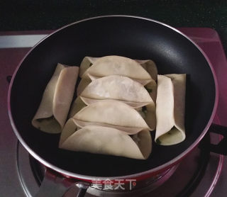 磷虾肉韭菜锅贴的做法步骤：9
