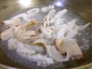 鱿鱼炒荷兰豆的做法步骤：1