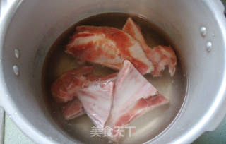 咸猪骨煲菜干红萝卜汤的做法步骤：3