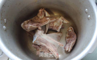 咸猪骨煲菜干红萝卜汤的做法步骤：4