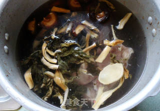 咸猪骨煲菜干红萝卜汤的做法步骤：6
