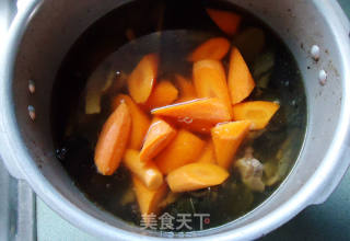 咸猪骨煲菜干红萝卜汤的做法步骤：7
