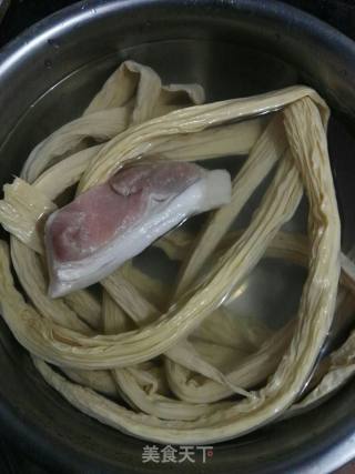炖腐竹的做法步骤：1