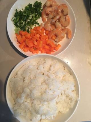 虾仁炒饭的做法步骤：1
