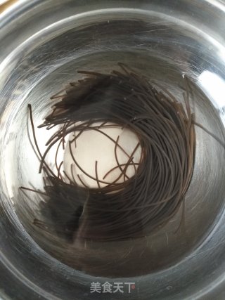 蕨根粉拌豆芽的做法步骤：1