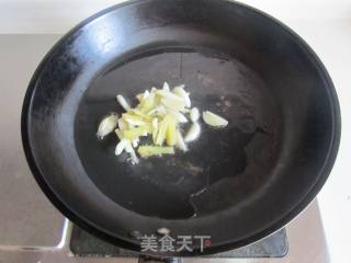 青椒洋葱爆鳝鱼丝的做法步骤：2