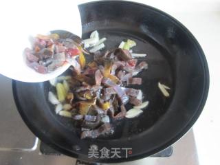 青椒洋葱爆鳝鱼丝的做法步骤：3