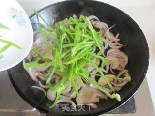 青椒洋葱爆鳝鱼丝的做法步骤：8