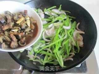 青椒洋葱爆鳝鱼丝的做法步骤：9