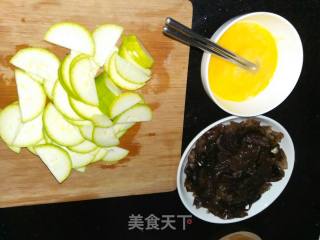 “ 御寒美食 ”木耳西葫芦炒鸡蛋的做法步骤：2