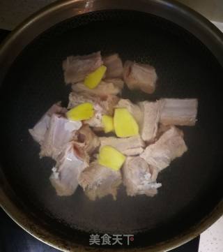 糖醋排骨的做法步骤：2