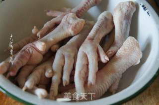 香其酱炒凤爪的做法步骤：1