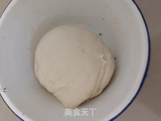 手擀面的做法步骤：1