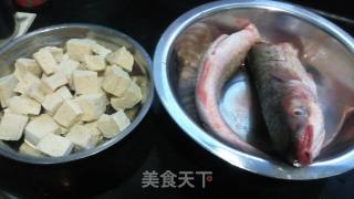 冻豆腐烧梭鱼的做法步骤：1