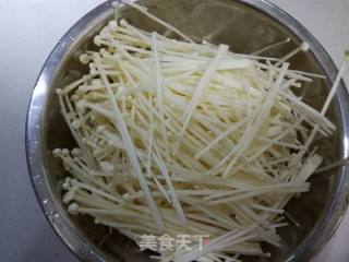 蒜蓉辣酱金针菇的做法步骤：2