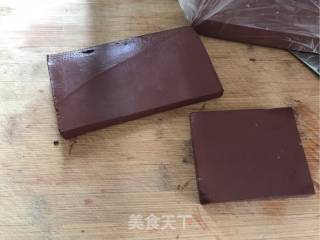 洋葱孜然炒血豆腐的做法步骤：1