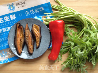 红极参炒茼蒿的做法步骤：1