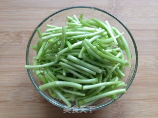 红极参炒茼蒿的做法步骤：2