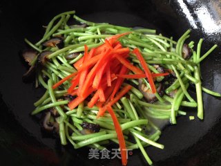 红极参炒茼蒿的做法步骤：5