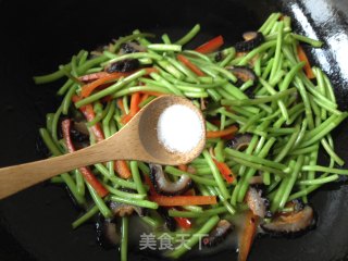 红极参炒茼蒿的做法步骤：6