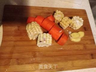 红萝卜玉米汤的做法步骤：2