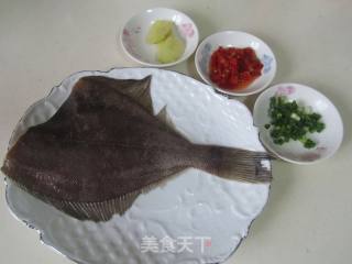 剁椒蒸黄金鲽鱼的做法步骤：1