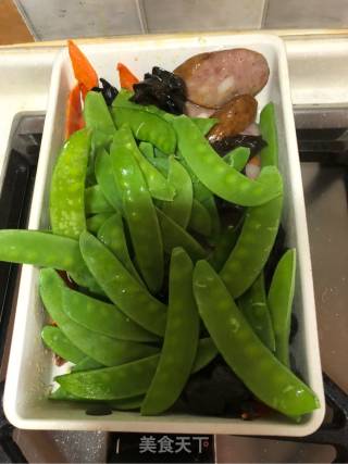木耳香肠荷兰豆的做法步骤：2