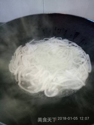 捞牛肉粿条汤的做法步骤：5