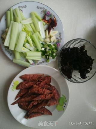 芹菜炒香肠的做法步骤：2