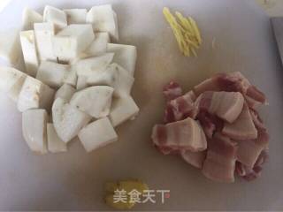 #御寒美食#白萝卜炖煮五花肉的做法步骤：1