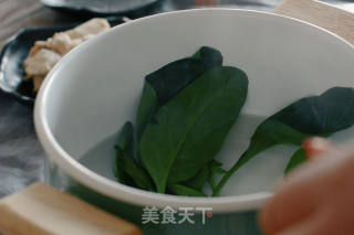 看起来像黑暗料理的鸡肉菠菜汤的做法步骤：4