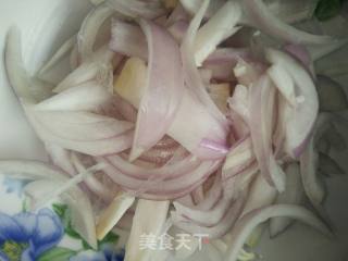 洋葱炒牛肉的做法步骤：2