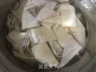 咸菜炒鱿鱼的做法步骤：2