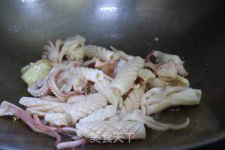 咸菜炒鱿鱼的做法步骤：4