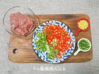 油豆腐酿肉的做法步骤：1