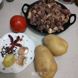 土豆炖牛肉的做法步骤：1