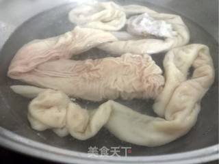 猪肠炒青蒜的做法步骤：2