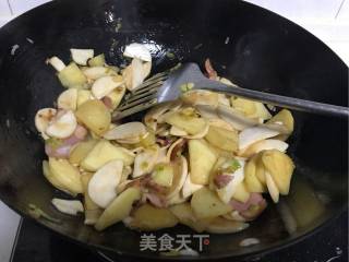 培根杏鲍菇烧土豆的做法步骤：5