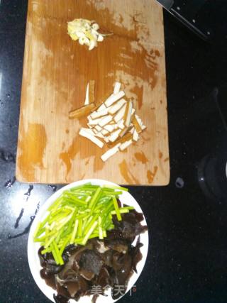木耳蒜薹炒豆干的做法步骤：2