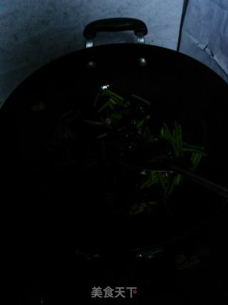 木耳蒜薹炒豆干的做法步骤：3