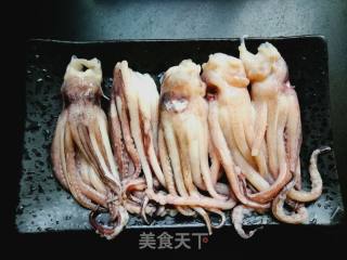 麻辣鱿鱼须的做法步骤：1