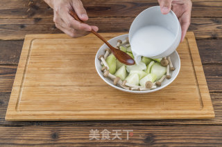 椰浆蟹味菇烩丝瓜的做法步骤：3